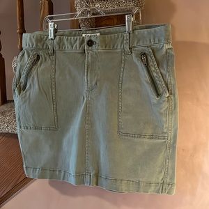 Old Navy women’s skirt, size 16. Excellent condition!